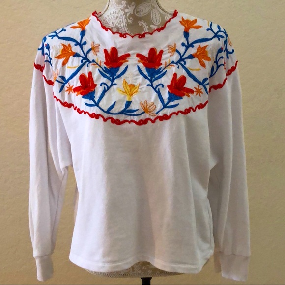 Beautiful floral embroidered white sweatshirt top from Zara - Picture 2 of 10